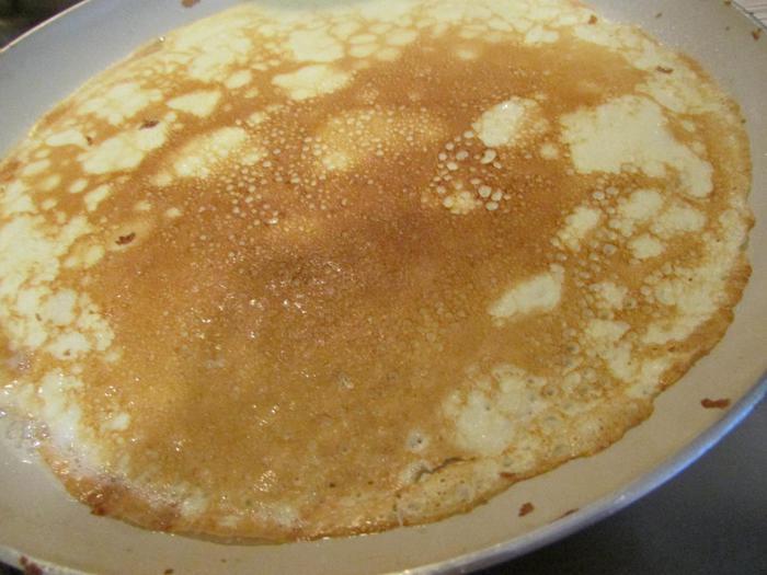 Роллы с яичных блинчиков с курицей и салатом