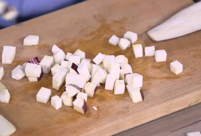 Кускус с баклажаном, цукини и перцем чили 