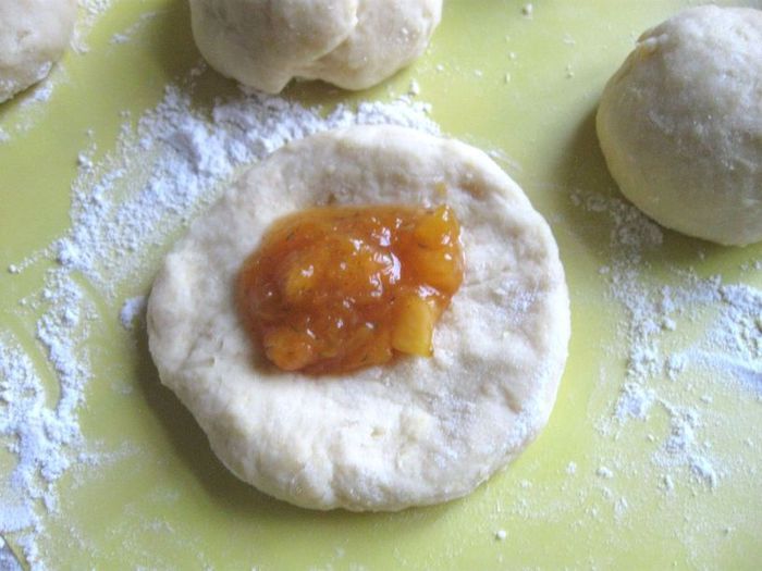 Нежные булочки с цедрой лимона и апельсина
