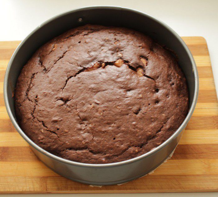 Шоколадный пирог с грушами и орехами