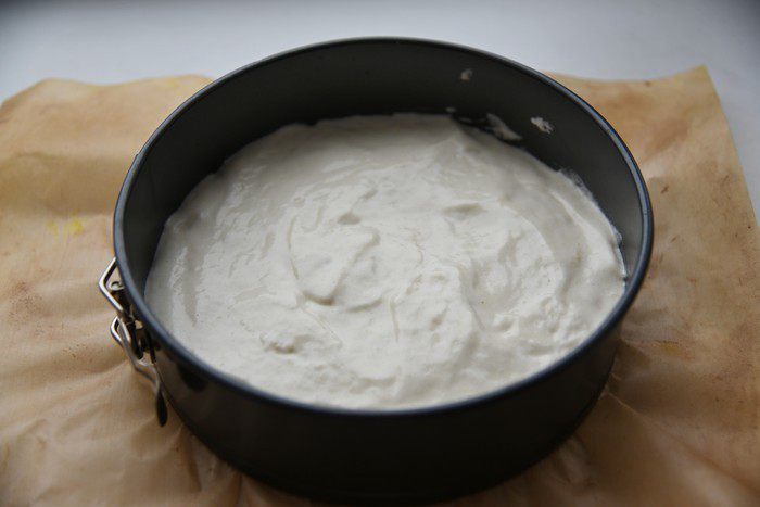 Шарлотта с манго