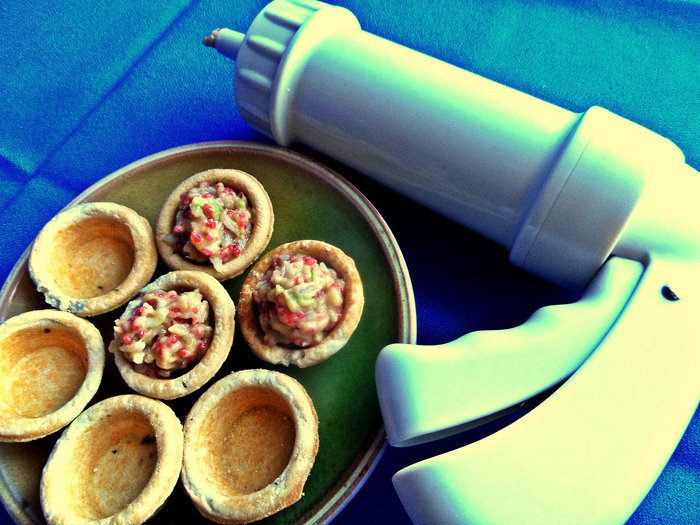 Корзиночки с авокадо, креветками и икрой