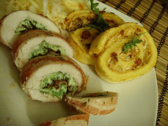 Рулет-суфле с пармезаном и вялеными томатами