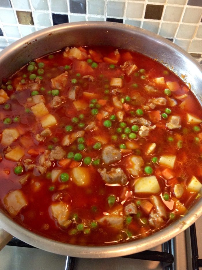 Курица с зеленым горошком и овощами  (Tavuklu bezelye)