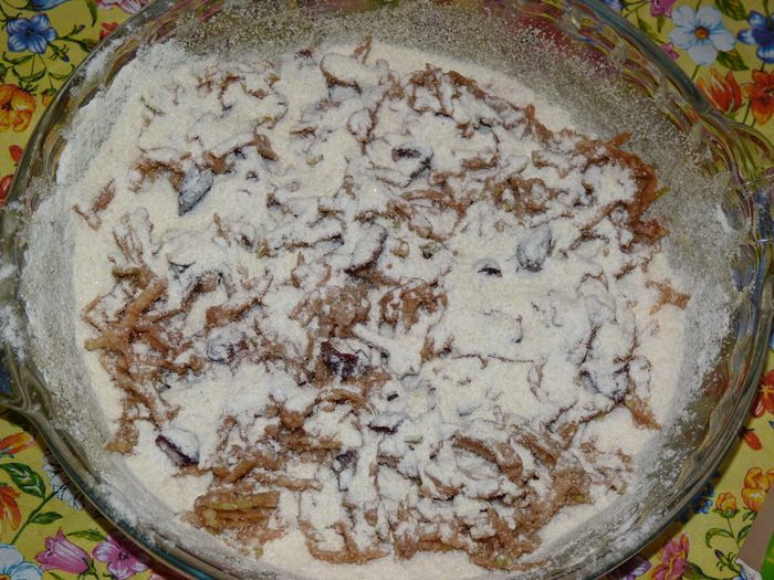 «Сухой» яблочный пирог с корицей и вяленной клюквой