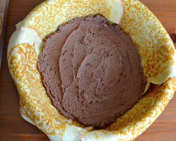 Блинный торт с бананами и шоколадным муссом