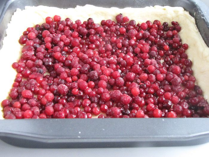 Пирог с брусникой и сметаной