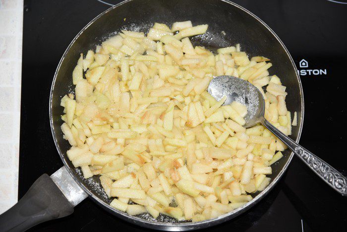 Пирог из теста фило с грушей, облепихой и карамельными яблочками