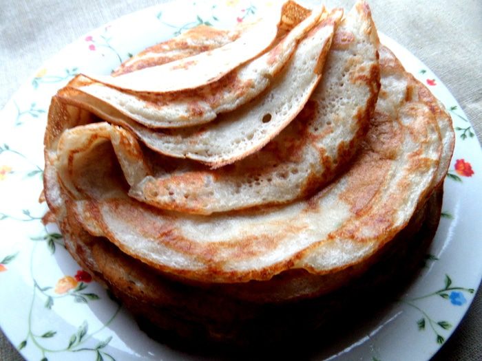 Дрожжевые блины с луково-сырной начинкой