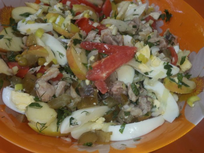 Салат с копченой скумбрией, яйцами, луком и зеленым горошком