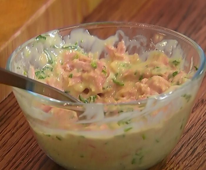 Кростини с тунцом и луком-пореем