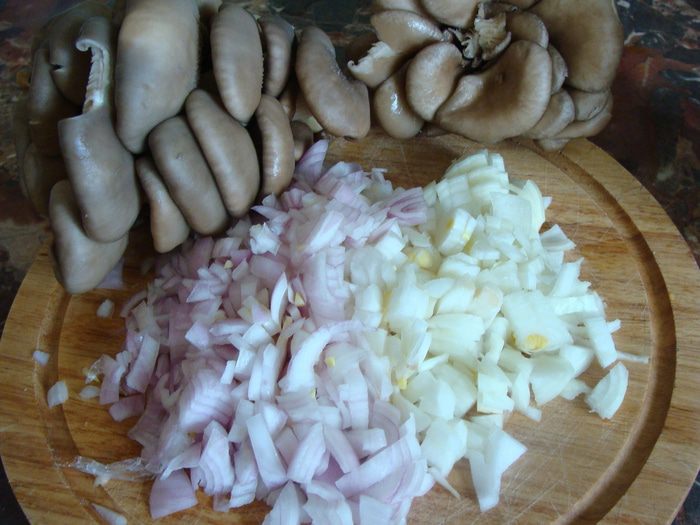 Пирог из пресного теста с грибами