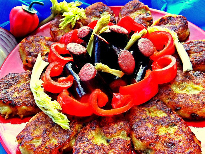 Картофельные оладьи с колбасками