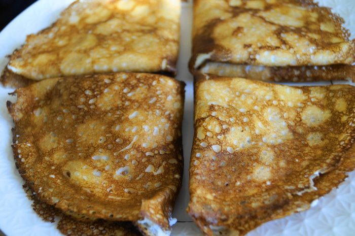 Тонкие блинчики с творогом и вишней