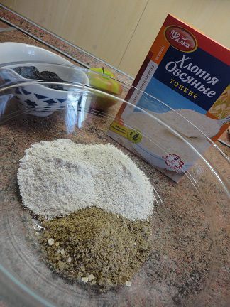 Овсяный пирог с яблоками и черносливом