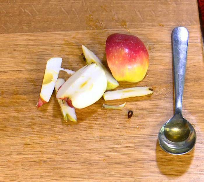 Грушево-сливовый крамбл с творогом и овсяными хлопьями 