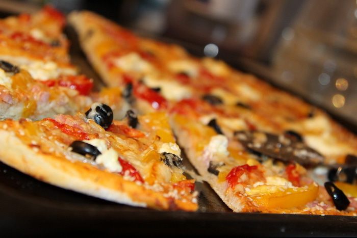 Пицца с ветчиной, перцем и творожным сыром