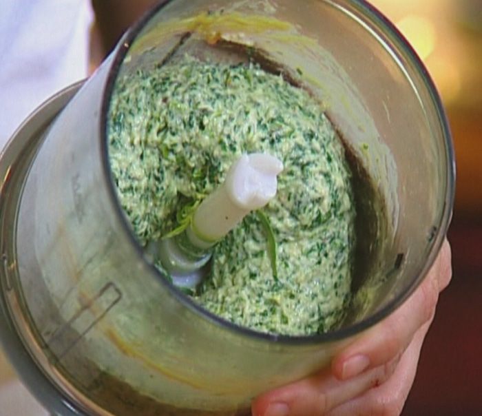 Пирожки со шпинатом, курицей и кедровыми орешками