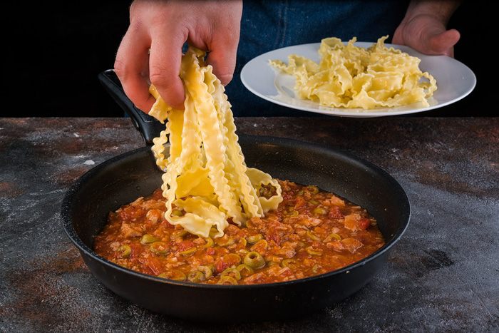 Паста с тунцом, оливками и чесноком