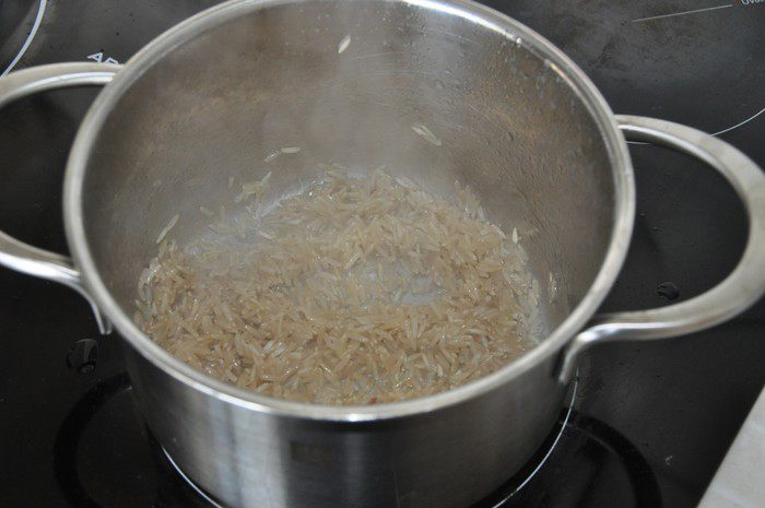 Салат из бурого риса с яблоком и горошком