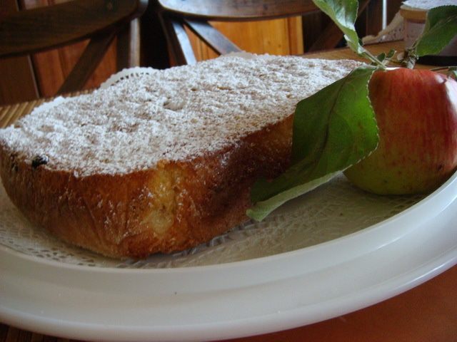 Шарлотка с яблоками и изюмом