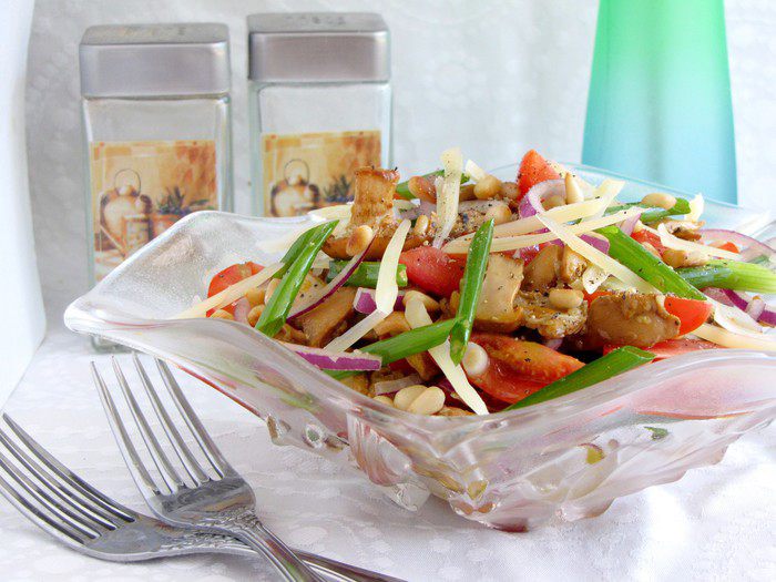 Пикантный салат с лисичками