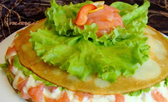 Закусочный торт из рисовых блинчиков с форелью и сыром 