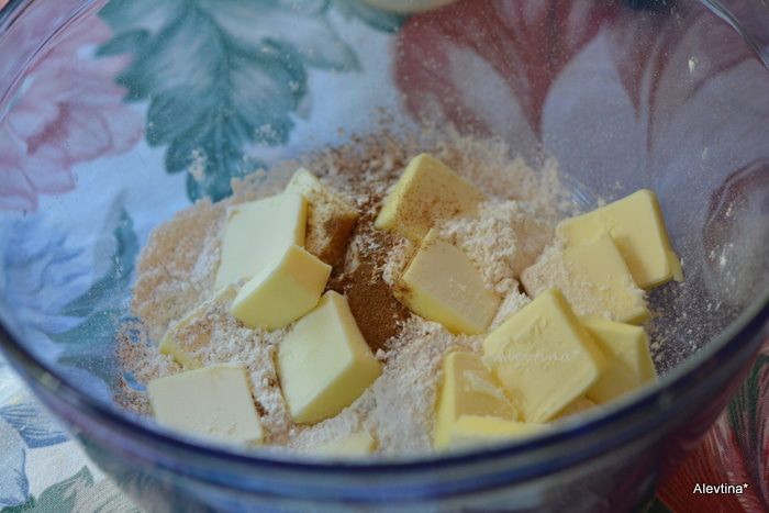 Яблочный пирог с орехами и шоколадом