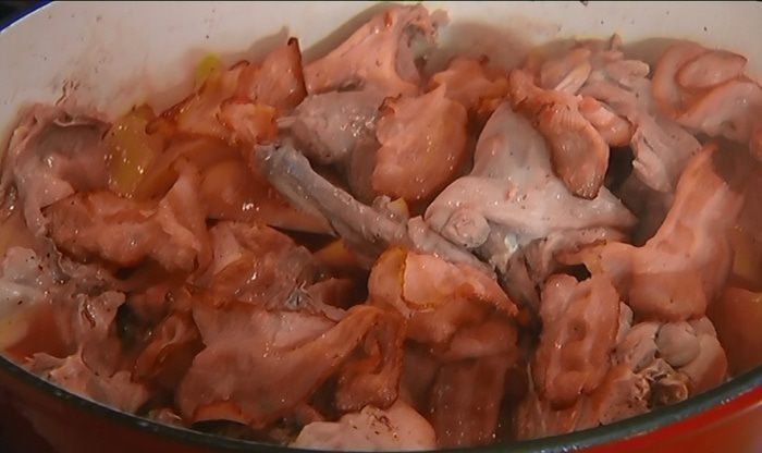 Кролик с яблоками, тушенный в вине