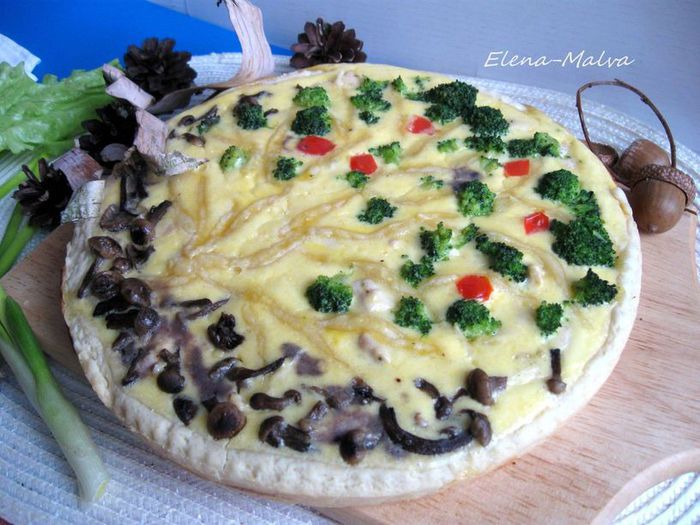 Киш с курицей, опятами и брокколи