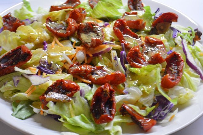 Салат с запеченной грудкой и вялеными томатами