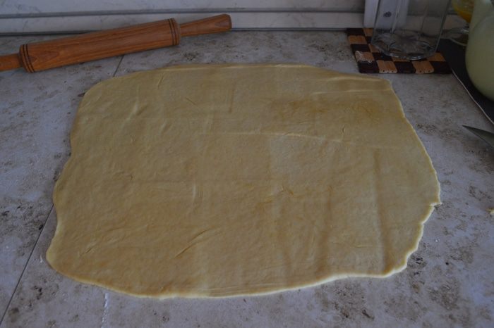 Сдобный пирог с вишнями и маком