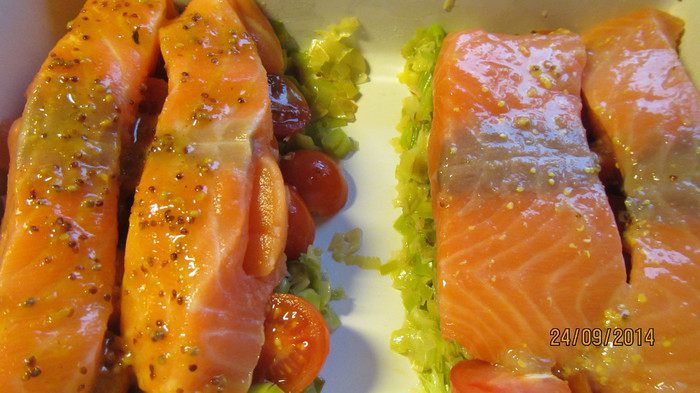 Лосось с луком-пореем 