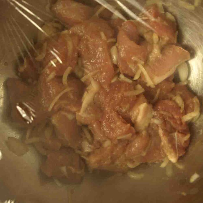 Свинина, запеченная на луковой подушке