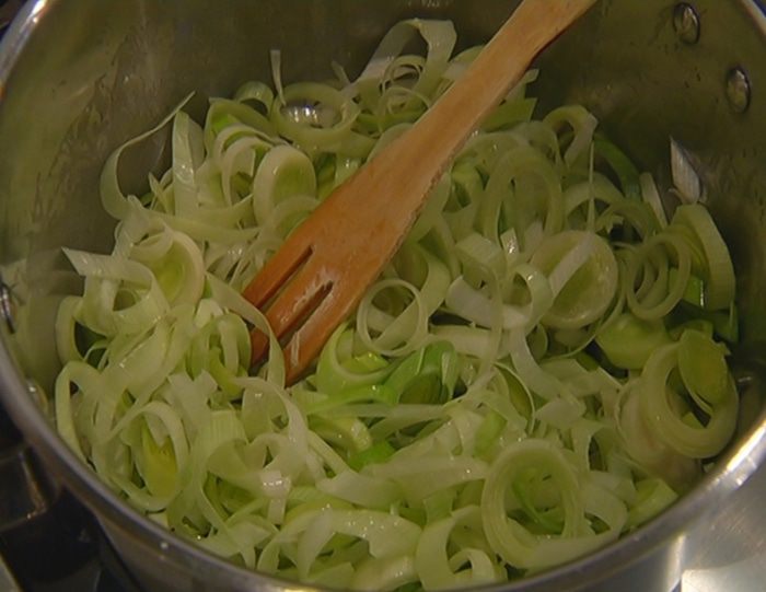 Грибной суп с луком-пореем