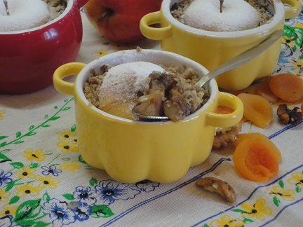 Крамбл яблочный с курагой и абрикосовым пюре
