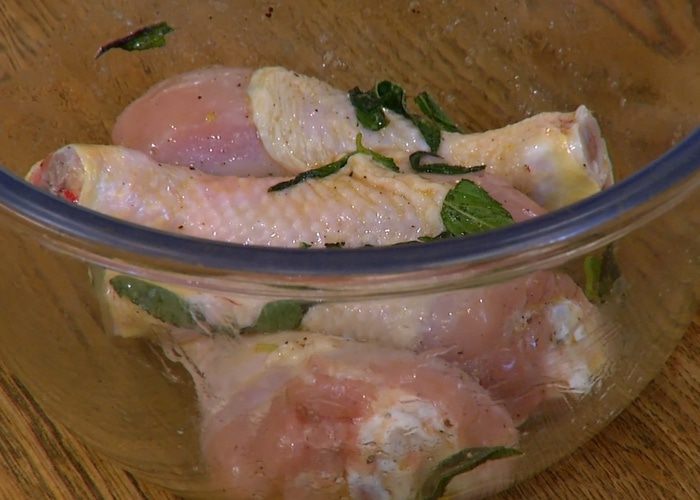 Куриные ножки на гриле со сладким перцем и каперсами  