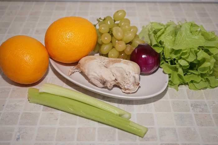 Салат из курицы с сельдереем, апельсином и виноградом