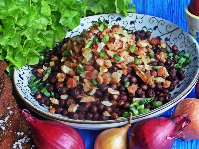 Серый горох с луком и беконом