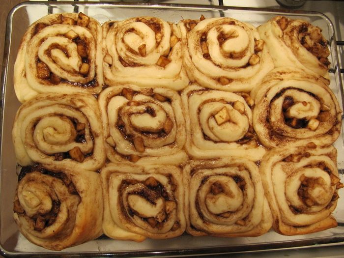Синнабон с яблоками и карамелью (Caramel Apple Cinnamon Rolls)