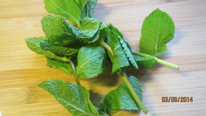 Баклажаны с мятой и чесночной заправкой