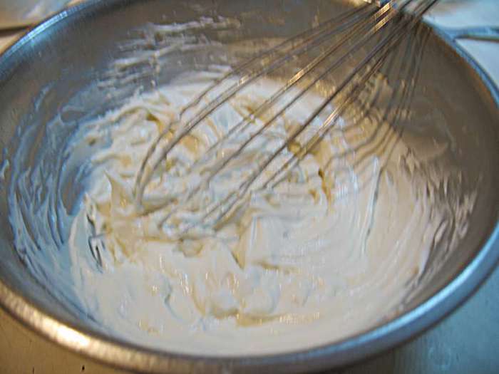 Клубнично-кокосовые маффины со сливочным кремом