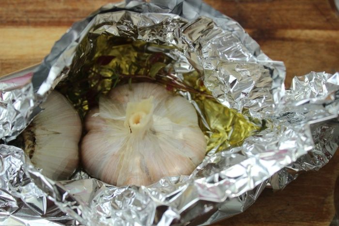 Галета с козьим сыром, запеченным чесноком, томатами и кукурузой