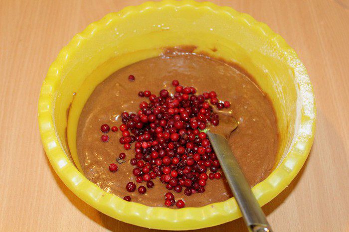Шоколадный пирог с брусникой и орехами