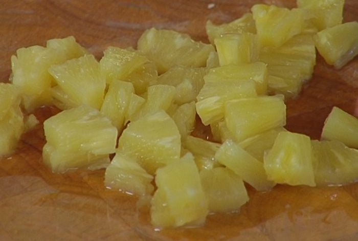 Ананасовый кекс с изюмом и фундуком 