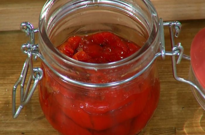 Салат с лососем и яйцами пашот 