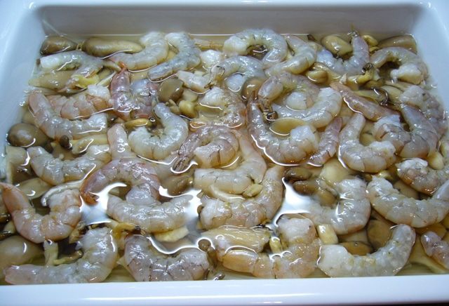 Креветки с грибами и рисовой лапшой