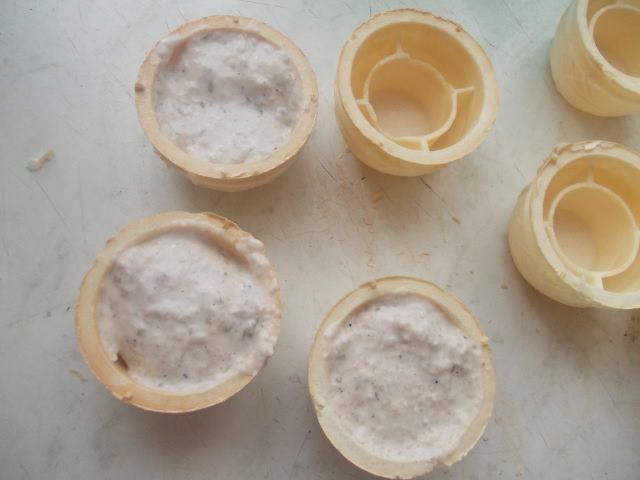 Розовые котлетки под сливочно-грибным соусом