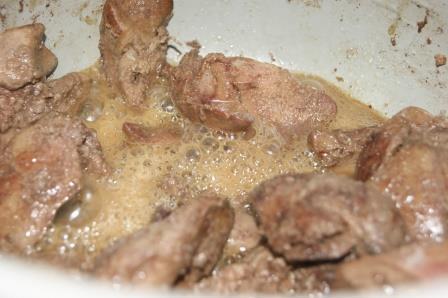 Куриная печень в медовом соусе со шпинатом