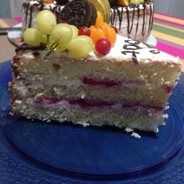 Торт из бисквита с клубничной пропиткой, клубникой и сливками